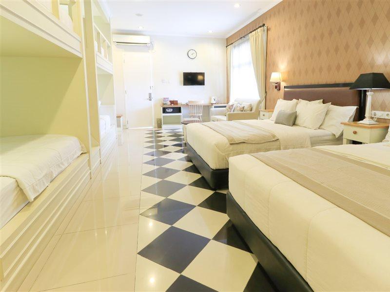 Home Guesthouse Surabaja Zewnętrze zdjęcie