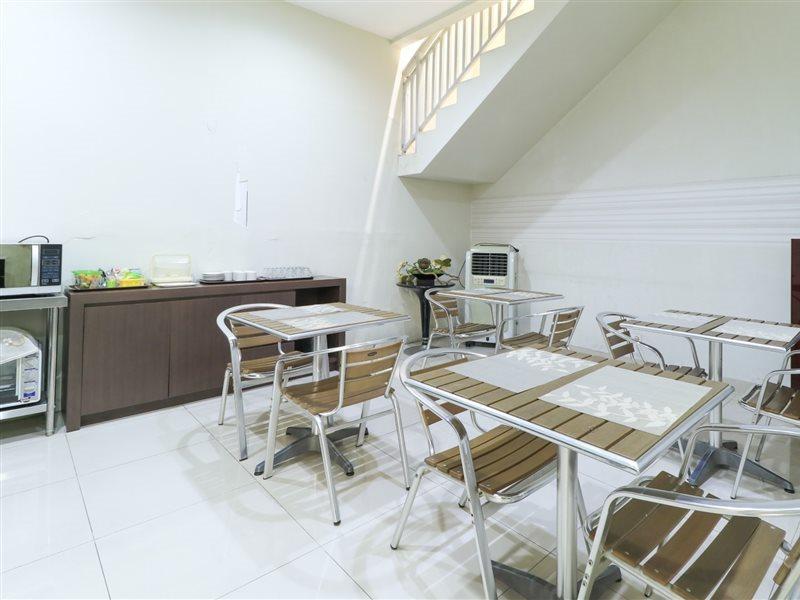 Home Guesthouse Surabaja Zewnętrze zdjęcie