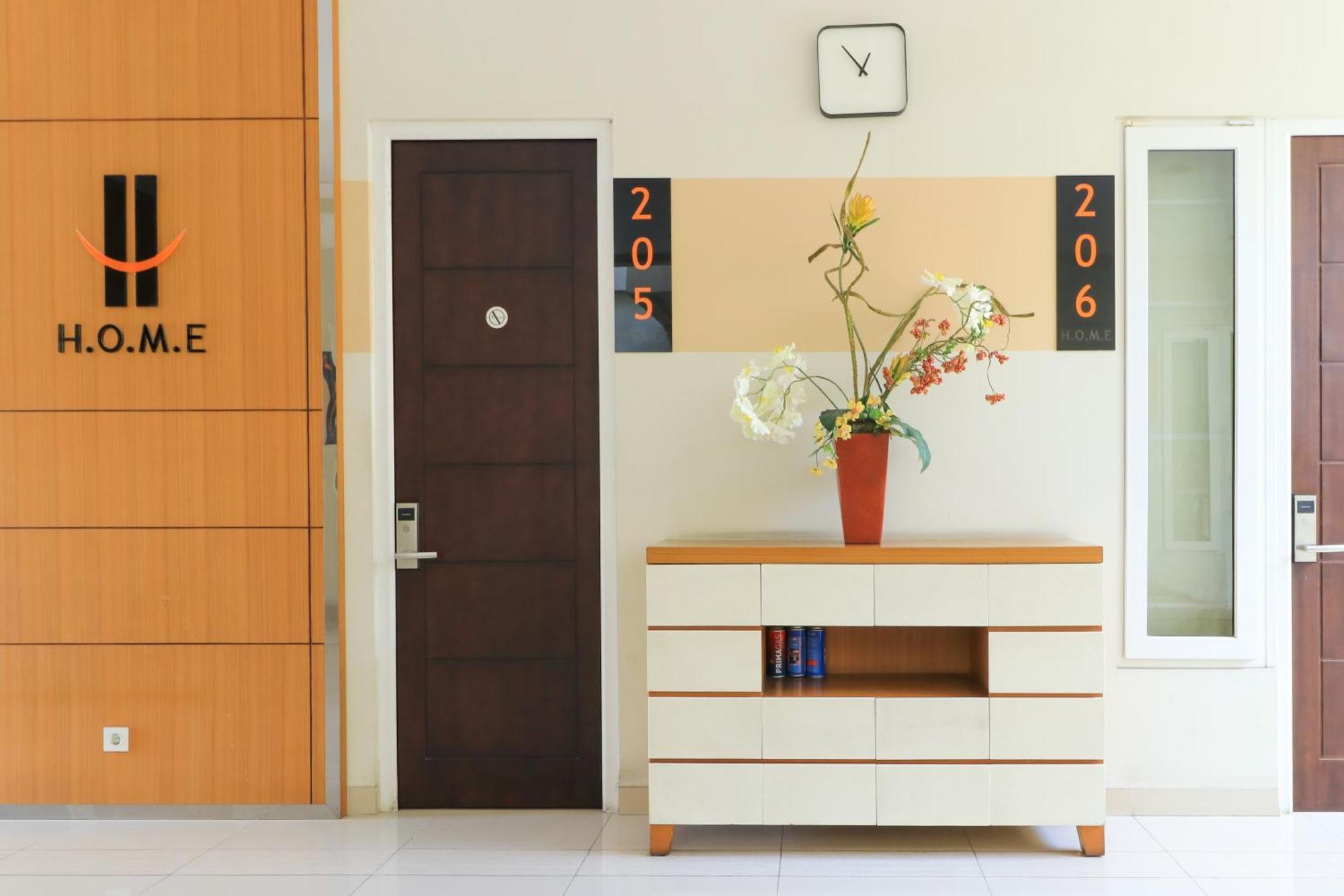 Home Guesthouse Surabaja Zewnętrze zdjęcie