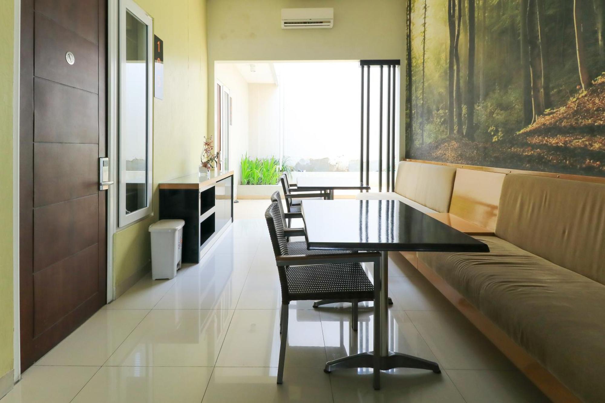 Home Guesthouse Surabaja Zewnętrze zdjęcie