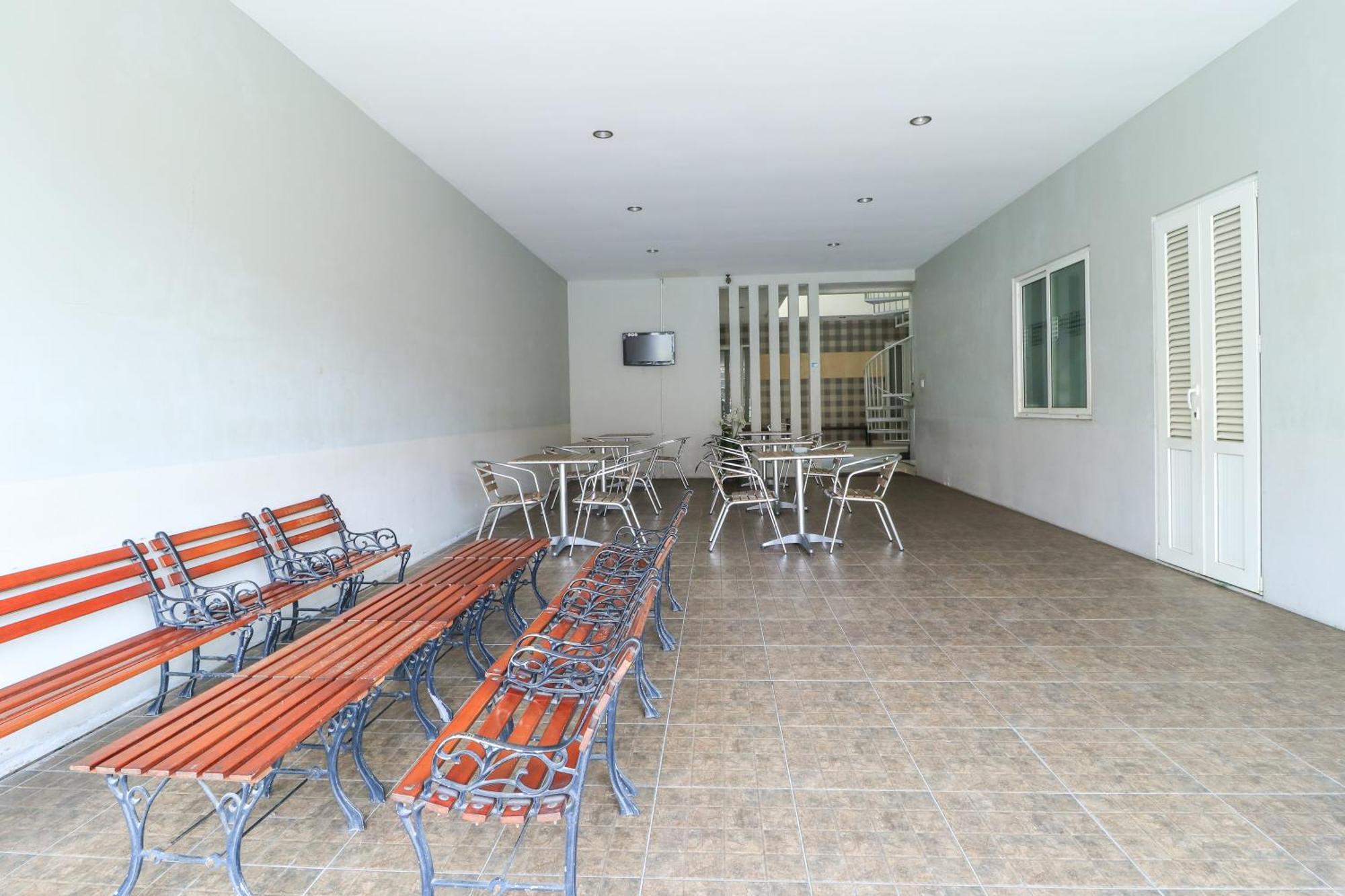Home Guesthouse Surabaja Zewnętrze zdjęcie